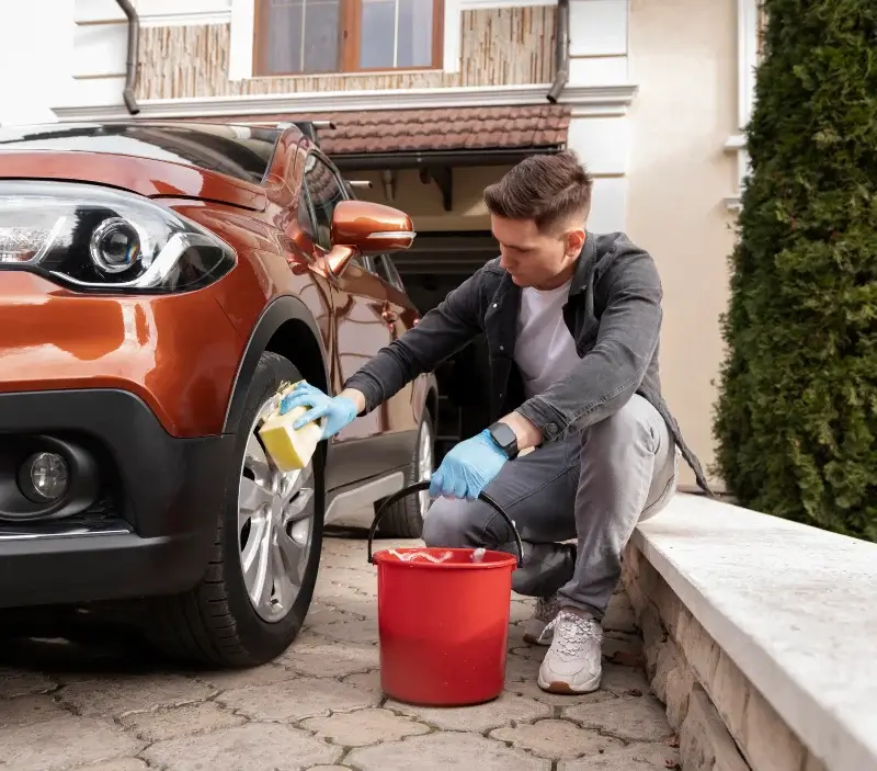 Lavage auto à domicile Sainte-Anastasie-sur-Issole : professionnel intervenant sur un véhicule